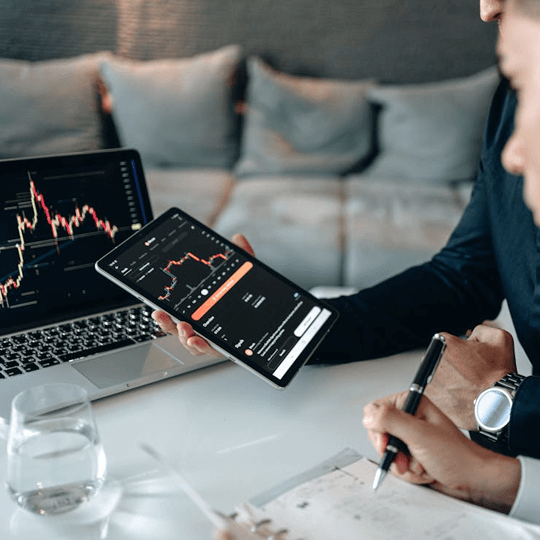 Lotemax Pro - Equipo de expertos en criptomoneda